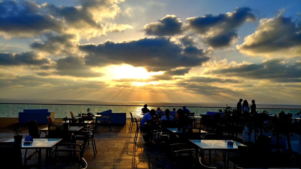 מסעדות כשרות ליד הים - שקיעה ממסעדת הלובי הילטון תל אביב