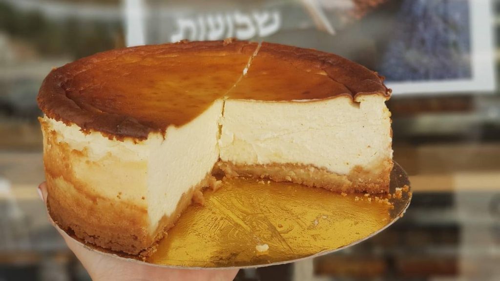 עוגת גבינה אפויה לשבועות דוד לאור מבשרת