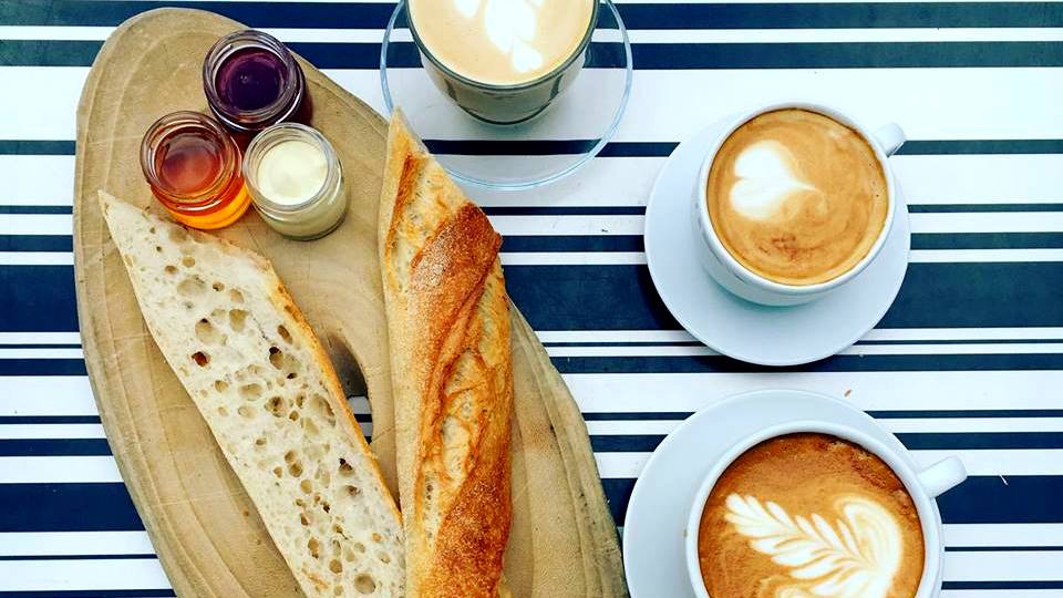 לחם וחברים בית קפה כשר בתל אביב באגט וקפה